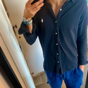 Ralph Lauren skjorta  - Riktigt cool Skjorta i mesh. Praktisk till sommaren! Storlek L, passar även M skulle jag säga 