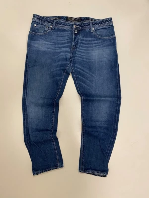 Jacob cohen jeans limited edition 622 - Blåa Jacob Cohen jeans limited edition 088/107  Style 622 limited edition //  Mycket bra skick //  Storlek 40 //  Mått  Midja bredd 50cm  Längd 100cm  Innerben längd 76cm  Benöppning 18cm   //  Skriv vid minsta fråga eller fundering🤝