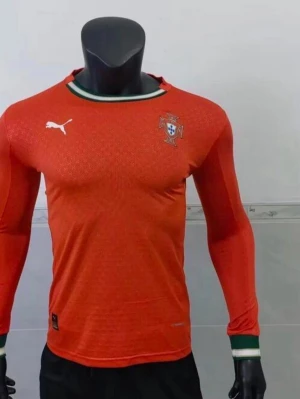 Ronaldo Portugal långärmad tröja - Snygg röd långärmad fotbollströja från Puma med Portugals landslagsemblem på bröstet. Tröjan har vita och gröna detaljer vid krage och muddar, samt en tight passform som passar perfekt till träning eller match. Passar S. Nummer 7 Ronaldo på ryggen!