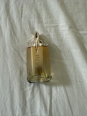 Mugler Alien Eau de Parfum - Mugler Alien Goddess parfym säljes ✨Säljer min Alien Goddess då den inte används. Endast test sprayad. En varm, söt och lyxig doft med kokos och jasmin – perfekt för både vardag och kväll. Förvarad mörkt och svalt. Nypris 1525kr. Skicka bud✨