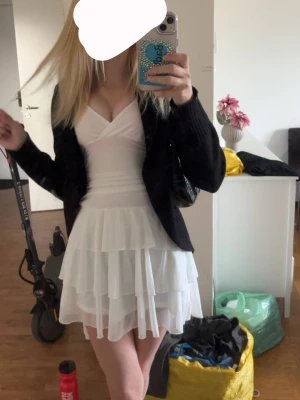 Klänning  - Säljer denna klänning som ja köpte förra året på Plick, endast använd två tillfällen. Storlek xxs. Snören man knyter runt nacken. Kan fixa fler bilder om någon vill ha (: 