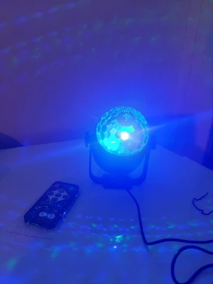 Discolampa med fjärrkontroll USB - Säljer en kompakt discolampa med hexagonformad kupol i plast som sprider färgat ljus. Lampan är svart och genomskinlig, kopplas in med USB och styrs enkelt med medföljande fjärrkontroll. Perfekt för att skapa partykänsla hemma eller på mindre event.