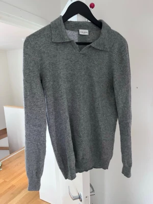 Kashmirtröja från John Henric - Snygg grå stickad tröja från John Henric i 10% Kashmir och 90% Ull | Srorlek S | Mycket bra skick✅|