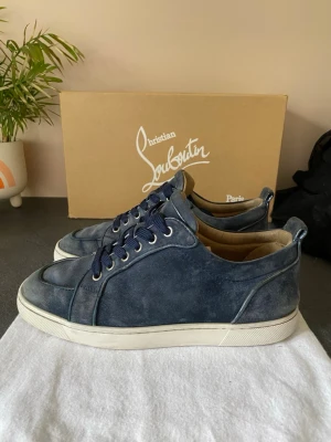 Christian Louboutin skor - Säljer ett par super snygga och unika Christian louboutin skor. Modellen heter Rantulow. Skick 8,5/10. Har verkligen tagit hand om dom och inga defekter eller sådant. Stor 40 storlek så sitter som 41. Box och dustbag kommer med vid köpet. Skriv för frågar eller fler bilder. 