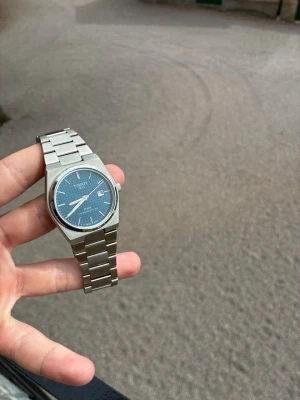 Tissot PRX blå urtavla stållänk - Snygg Tissot PRX klocka med blå urtavla och datumvisning. Inte riktigt men bra  pris går att diskuteras