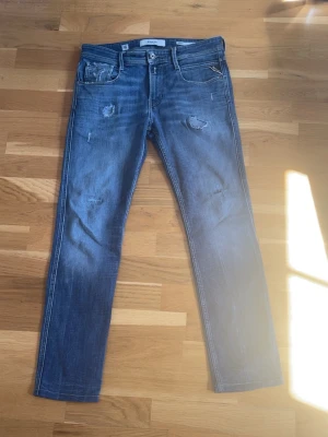 Replay jeans slitningar - Snygga jeans med feta slitningar, storlek 30:32. midjemått 40 cm och hela benlängd är 95 cm lång. Skriv vid frågor! 