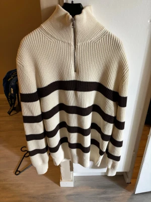 Beige stickad tröja med bruna ränder - Zara tröja, inte använd. 
