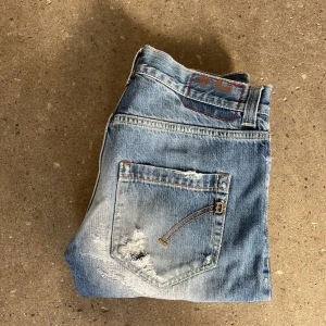 Dondup Jeans - Dondup Jeans | Säljer nu dessa sjukt snygga dondup jeans - Storlek: 32 - skick: 8,5/10 - nypris 3500kr, sjukt feta nu till sommaren. Säljer pga vuxit ur dom, vid fler bilder eller frågor skriv bara, 