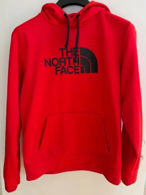 The North Face Hoodie  - Röd hoodie / luvtröja  från The North Face i väldigt bra skick och endast använd ett fåtal gånger. 