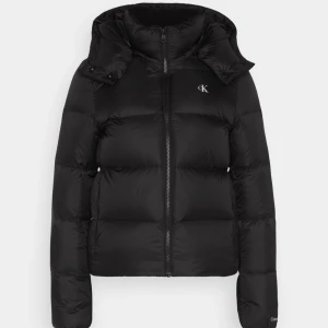 Svart dunjacka från Calvin Klein - Säljer en snygg svart dunjacka från Calvin Klein. Den har en pufferstil med dragkedja och en liten CK-logga på bröstet. Köpt från Zalando för 1800. Hör av dig vid frågor❣️