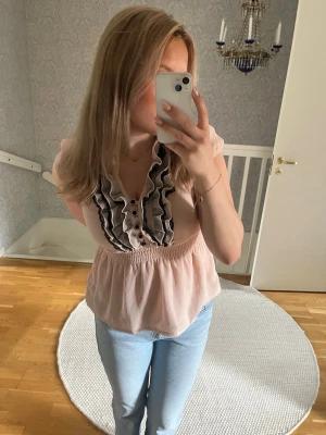 Rosa blus - Blus i fint skick från H&M. Säljer då det inte var min stil, strl M passar S också.