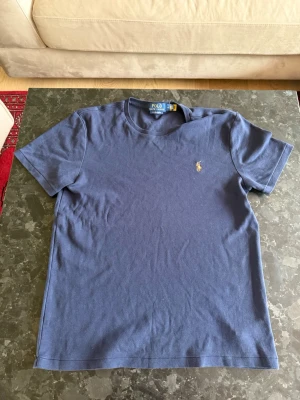 Navy blue ralpg lauren T shirt  - Navy blue RL t shirt i storlek M. Använd fåtal gånger riktigt skönt material som känns mjukare än de vanliga varianten. Den har inga defekter och är i nyskick.