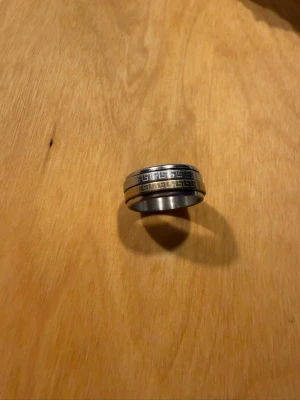 Versace Ring - Fin Versace Ring som används två gånger. Fick den som en present.