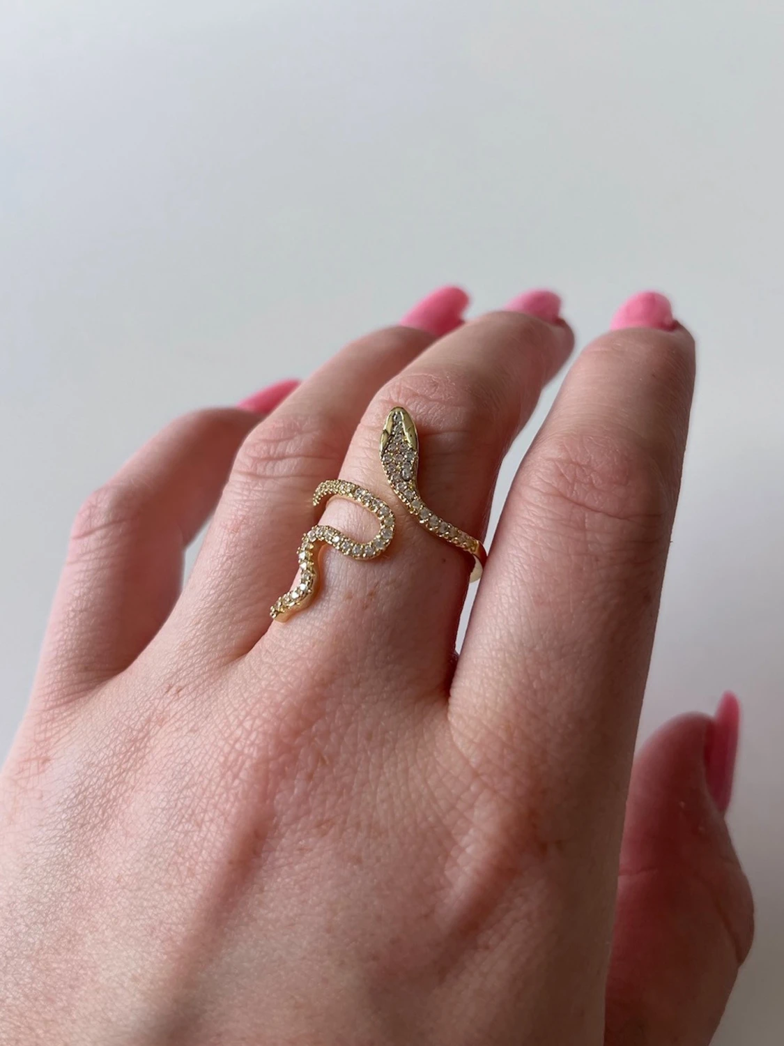 Guldig orm-ring med stenar