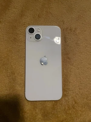 Vit iPhone 13 - Säljer min iPhone 13 eftersom jag har uppgraderat till en iPhone 17 Pro Max.  • 128 GB lagringsutrymme • 100 % batterihälsa • Endast använd i några veckor • Inga repor eller skador • Privat skärmskydd sitter på • Skal ingår  Telefonen är i mycket fint skick och fungerar perfekt.