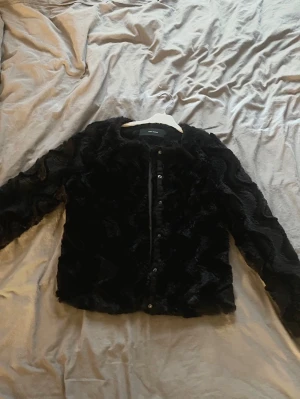 Svart pälsjacka från Vero Moda - Snygg svart pälsjacka från Vero Moda. Super mjuk. Jättefint skick💕💕 passar perfekt till utekvällar. 