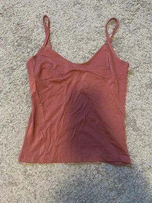 Helt nytt linne ifrån lager 157 - Säljer då den inte passar och inte går att lämna tillbaka, gammel rosa färg. Tveka inte att höra av dig vid frågor!❣️