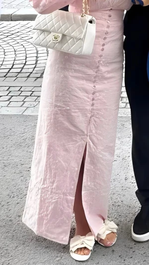 ADOORE ROSA KLÄNNING - storlek 34/XS, finns 2 knappar som åkt av SÅ NI VET! Använt dock endast en gång. 