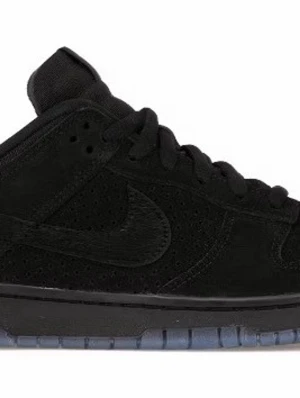 Nike SB Dunk Low Triple Black - Snygga Nike SB Dunk Low sneakers i helsvart mocka med matchande svarta skosnören och sula. Klassisk låg siluett med diskret Nike Swoosh på sidan. Perfekta för dig som gillar stilrena och tidlösa sneakers.