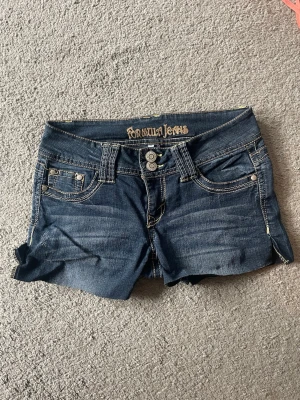 Jeansshorts - Bra skick, de är ojämnt långa så finast att vika upp som jag gjorde i bilderna! Midjemått rakt över 38+stretch grenhöjd 20 