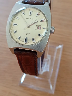 1970 Seiko 17J Mekanisk 28mm Damur - Säljer ett mycket vackert armbandsur daterad december 1970 från anrika Seiko. Skicket är som nytt enligt bilder och det mekaniska urverket går som smör. Mekaniskt japanskt urverk med 17 juveler, rejält armband i läder, boett i rostfritt stål, datumvisare, mineralglas, vattentät. Modell/Ref: 2118-0390 / 0D1303.  Begagnat värde: 1500-2500 SEK Mitt pris: 989 SEK  Skriv vid frågor och se gärna mina andra annonser! Skapar gärna deals och paketpriser för just dina behov!   Skickas snabbt och spårbart 