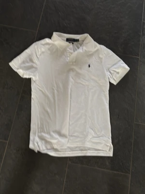 Vit Ralph lauren piké - Hej säljer min fina piké som knappt är använd.
