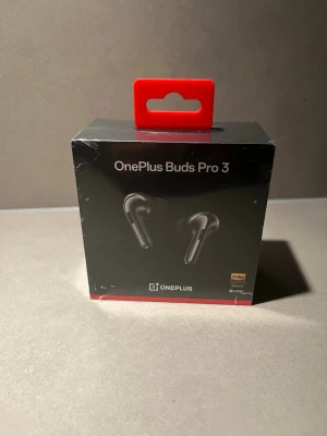 OnePlus Buds Pro 3 trådlösa hörlurar - Snygga och moderna OnePlus Buds Pro 3 trådlösa in-ear hörlurar i svart. Kompakt design med stilrena linjer och laddningsetui. Perfekta för musik, samtal och gaming med Hi-Res Audio och brusreducering. Levereras i originalförpackning.
