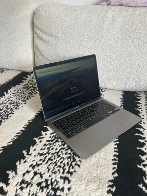 Apple MacBook Air 2020 - Snygg och tunn MacBook Air i färgen Space Gray med 13-tums skärm. Klassisk Apple-design i aluminium med bakbelyst tangentbord och stor styrplatta. Perfekt för plugg, jobb eller kreativt skapande. Lätt att ta med överallt tack vare den smidiga formen. Ino