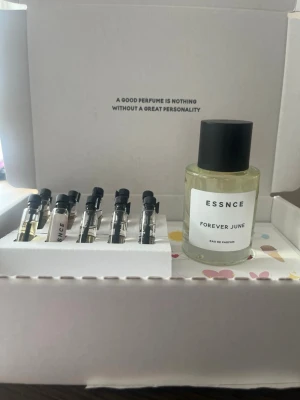 ESSNCE Forever June parfym - Säljer en ESSNCE Forever June parfym som jag endast tagit 2 testsprut av. Slänger med 10 olika testers från essnce som extra bonus :) bla. Coco bout you, tarte au citron och second skin testers.