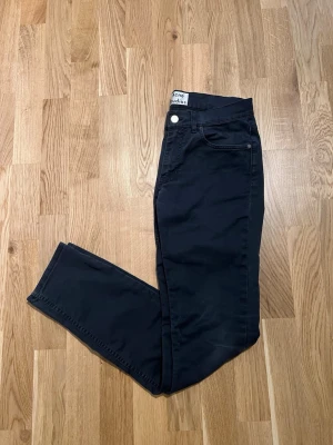 Acne Studios Jeans - Storlek 31/32 - Stilliga Acne Studios Jeans för män, passformen är slim-fit. Storlek Waist 31 / Lenght 32. Plagget är nyskick finns inga skador/slitage. Hör av dig vid intresse/frågor. PRIS KAN DISKUTERAS!