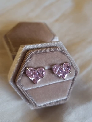 My First Love  - Vissa känslor glömmer man aldrig. My First Love studs är en hyllning till den första förälskelsen – skir, gnistrande och helt oförglömlig. De skapade för att vinna ditt hjärta om och om igen. Material: Rostfritt stål. Nickeltestat & allergivänligt                                       Storlek: ca 1 cm.                                          -Inga prisförslag, tack                                       -Asken ingår 