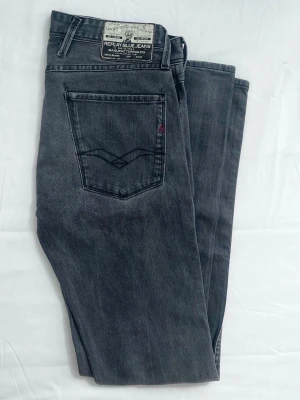 Replay jeans - Replay jeans i fint skick. Storleken är w31 L34. Snygga små slitnings designer på dom.  Hör av dig vid funderingar 