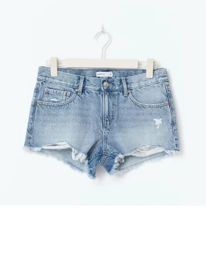 Blå jeansshorts - Snygga ljusblå jeansshorts med råa kanter och slitna detaljer. Klassisk femficksmodell med knapp och dragkedja framtill. Perfekta för varma dagar och ger en avslappnad vibe. Säljer för dem är försmå. Skulle säga att dem är ganska stora i storlek. Skulle kunna passa 34 också. Dem är lite low waisted. Sitter  Köptes för två år sedan ungefär har inte använts så mycket💞💞