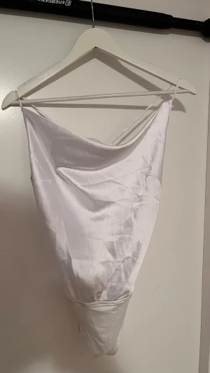 Vit satin body  - Nytt skick