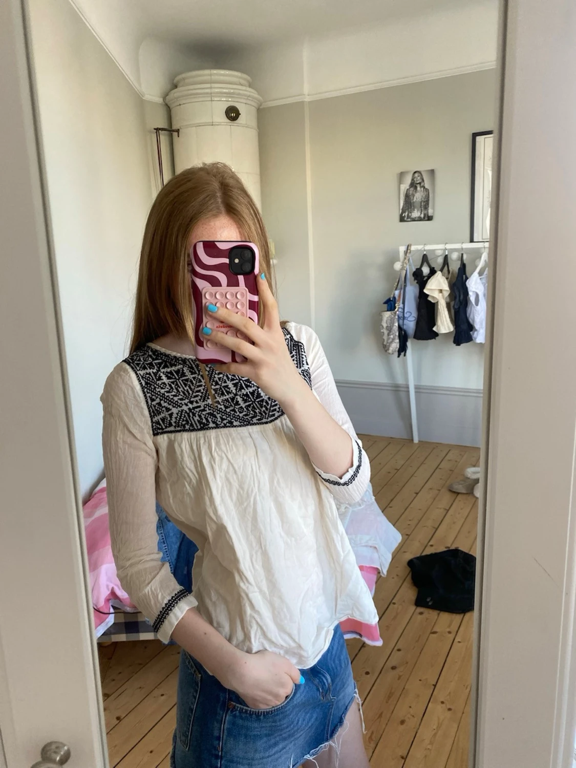 Vit blus med svart broderi