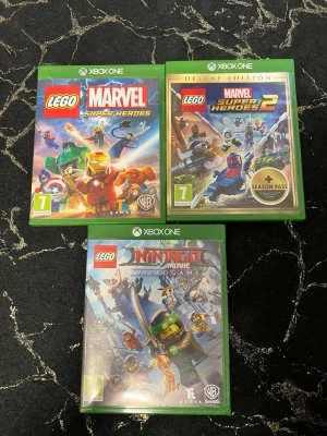 LEGO Xbox One spelpaket Marvel & Ninjago - Säljer ett paket med tre LEGO-spel till Xbox One: LEGO Marvel Super Heroes, LEGO Marvel Super Heroes 2 Deluxe Edition och LEGO Ninjago Movie Videogame. Perfekt för dig som gillar action och äventyr!      OBS! Super heroes Skivfodralen har gått sönder lite , se bild
