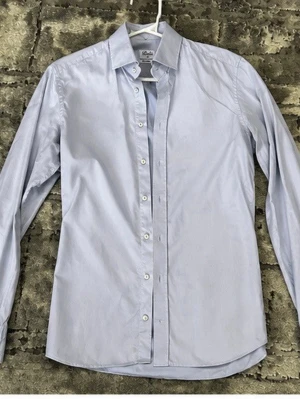 Ljusblå slimline skjorta Stenströms - Klassisk ljusblå skjorta från Stenströms i slimline-modell. Tillverkad i exklusiv twofold super cotton för en mjuk och lyxig känsla. Skjortan har långa ärmar, knappar framtill och en stilren krage. Perfekt för en clean och snygg look. Storleken är 15/38 vilket motsvarar S/M. Perfekt till dig som är 175-180cm. Jag har andra skjortor i samma storlek så kika gärna de och jag kan lösa bundle deal