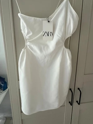Vit oneshoulder klänning från Zara - vit kortklänning från Zara 