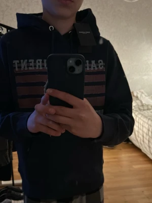 Mörkblå Saint Laurent hoodie - Hej och välkommen till BL jag säljer nu en mörkblå saint Laurent hoodie storlek S. Hon på bilden är en och 70 och den sitter perfekt på. Han kom med frågor och så vidare. Kan gå ner pris via snabba affär. MVH BL