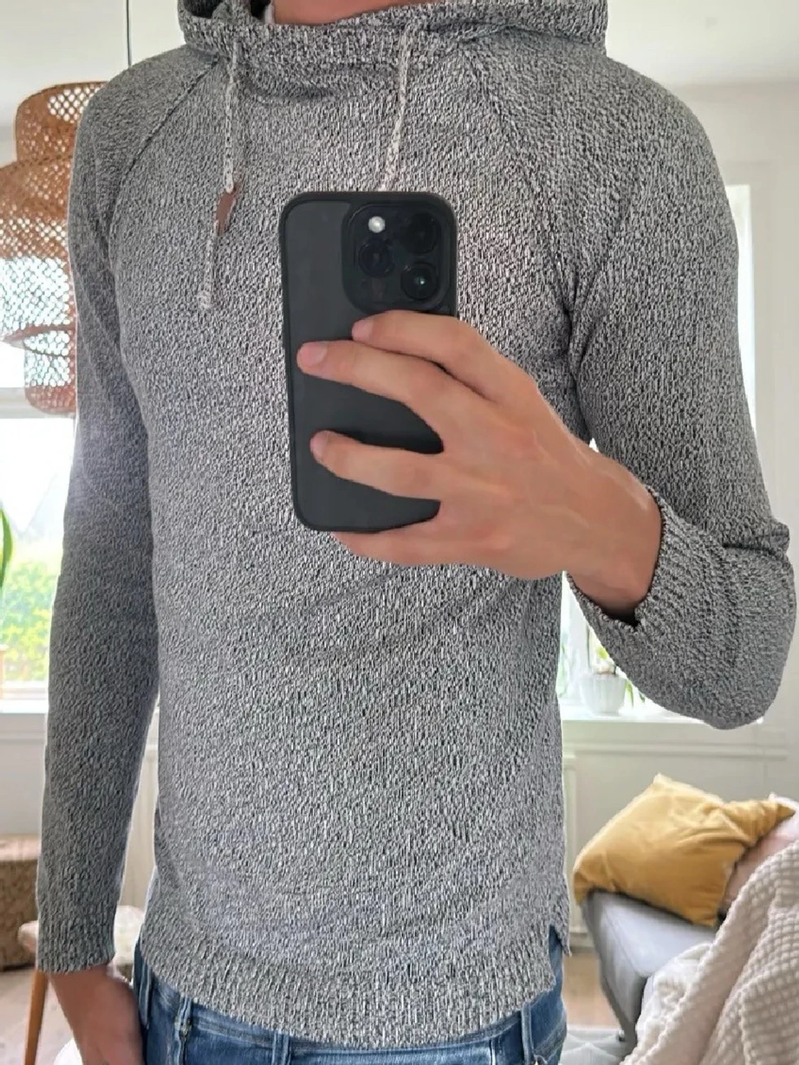 Gråmelerad hoodie med dragsko