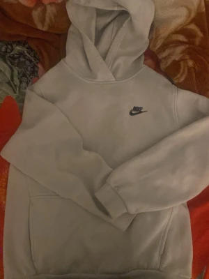 Ljusgrå hoodie från Nike XL - Säljer en ljusgrå hoodie från Nike i storlek XL. Klassisk modell med huva, magficka och Nike-logga broderad på bröstet. Tillverkad i mjukt material som känns skönt mot huden. Perfekt för dig som gillar sportig och avslappnad stil. Pris kan diskuteras 