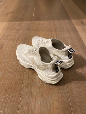 Vita sneakers från Steve Madden  - Stilrena vita sneakers från Steve Madden med mesh- och syntetmaterial. Skorna har chunky sula, svarta detaljer med logga och dragflik bak. Perfekta för dig som gillar minimalistisk och modern stil.