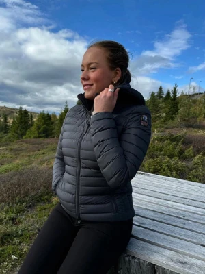 Svart pufferjacka från Parajumpers - Säljer en svart Parajumpers “Super Lightweight” jacka i barnstorlek Y-M, passar som dam XS. Fint använd, inga defekter. Perfekt vår- och höstjacka. Pris kan diskuteras.