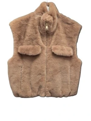 NewFashion & Styl - Väst, stl. OneSize  - Supersnygg beige pälsväst med hög krage och dragkedja framtill. Västen har två fluffiga fickor på bröstet och är gjord i mjukt fuskpälsmaterial. Perfekt för att addera lite extra stil till din outfit.                                            80% Aktyl, 20% Polyester.                                     Nypris 899kr