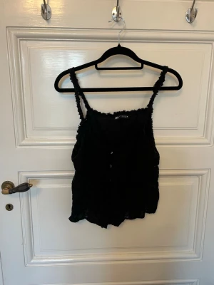 Zara topp - Snygg svart Zara topp till sommaren som går att knäppa upp. Storlek S 