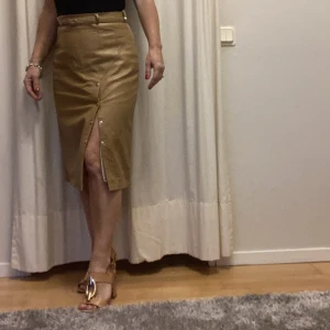Skinnkjol -pennkjol i skinn - Supersnygg skinnkjol i pennmodell, beige, 60-tal troligtvis