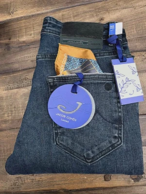 Jacob Cohën jeans  - Jacob Cohën 688 regular. Helt nya, allt og ingår. Hör av er vid eventuella frågor eller funderingar! 