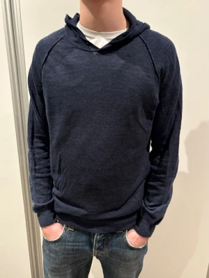 Oscar Jacobson stickad hoodie - Stickad hoodie från Oscar Jacobson i en mix av linne (65%) och bomull (34%) samt polyester (1%). Storlek S han på bilden är 181. Extremt bra pris!!