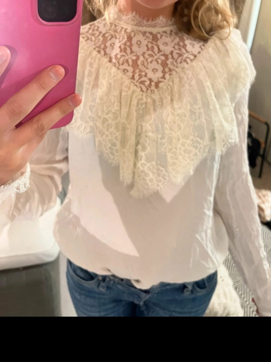 Vit blus med spets och volang - 1