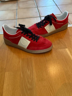 Valentino Upvillage - Snygga röda valentino upvillage. Självklart äkta, kvitto finns. Box och allt og ingår. Väldigt fint skick. Storlek 43. Nypris 7000+